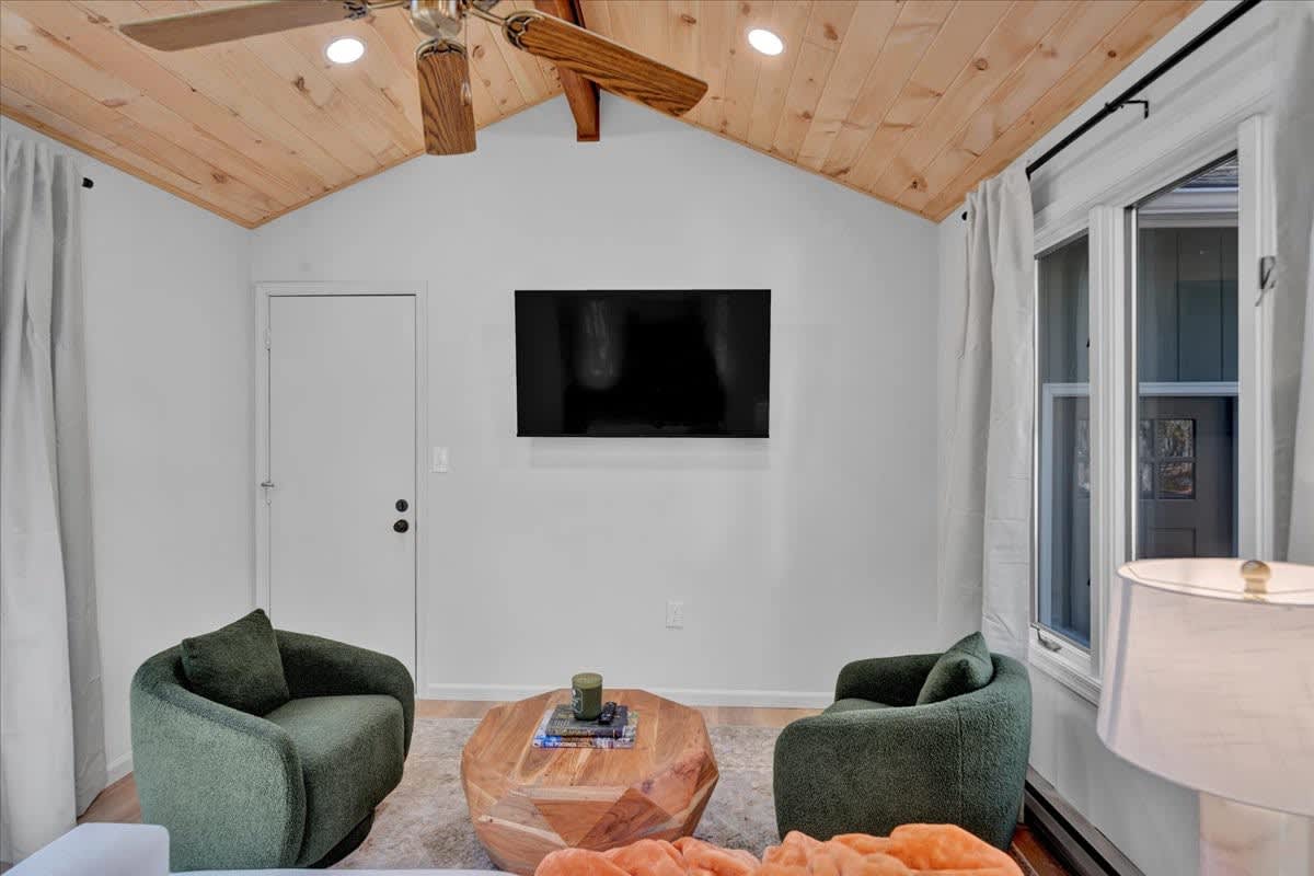 Emerald Pines Cabin | Lake Access | Hot Tub