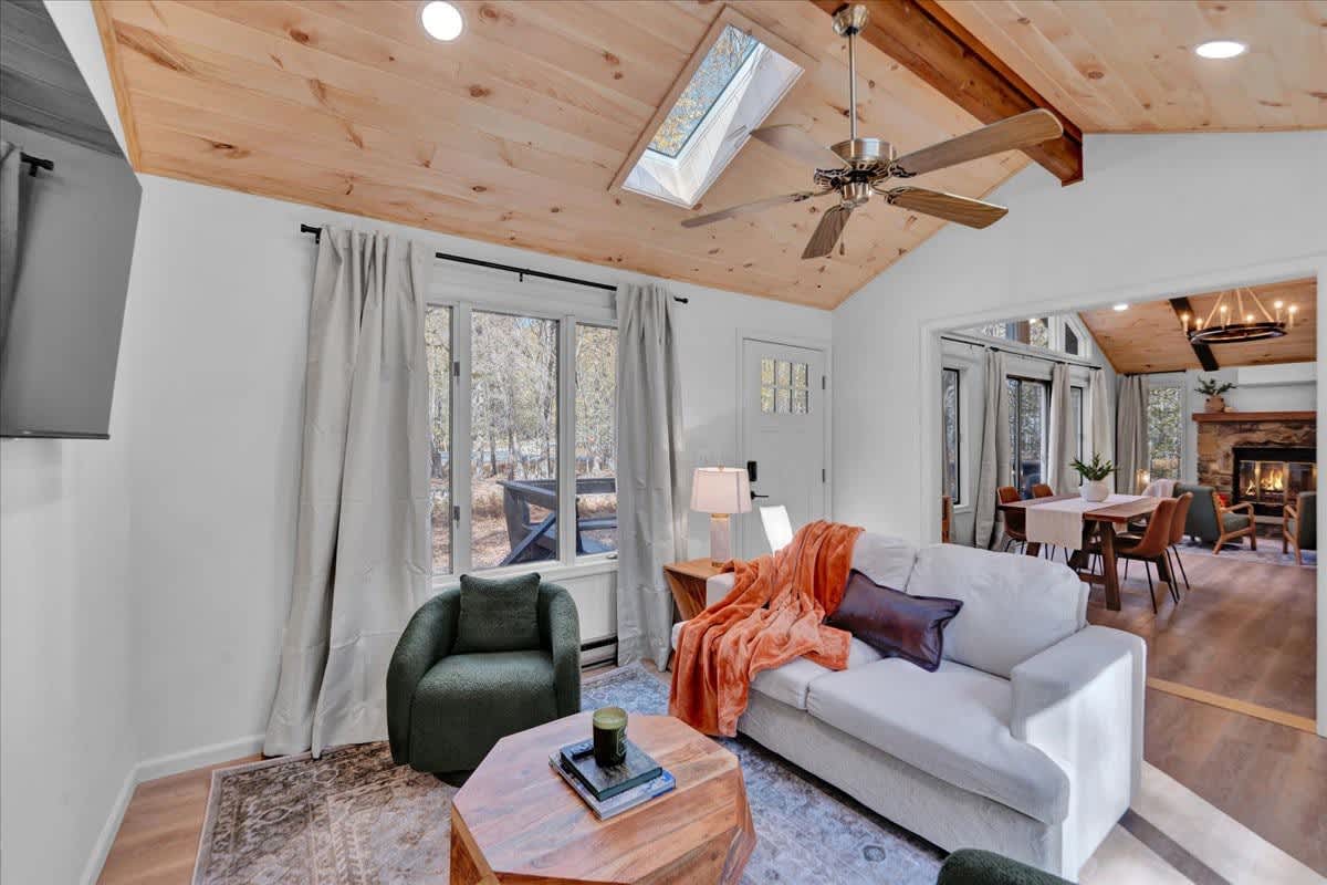 Emerald Pines Cabin | Lake Access | Hot Tub