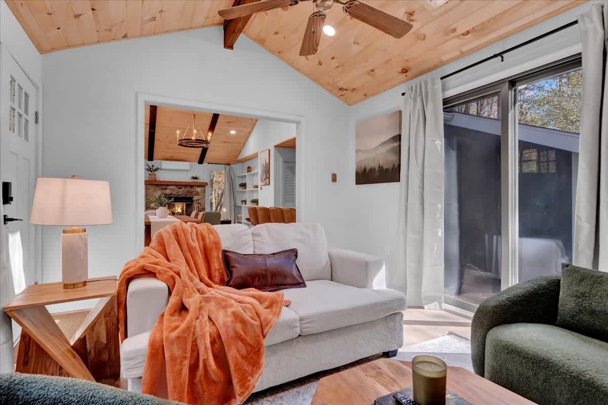 Emerald Pines Cabin | Lake Access | Hot Tub