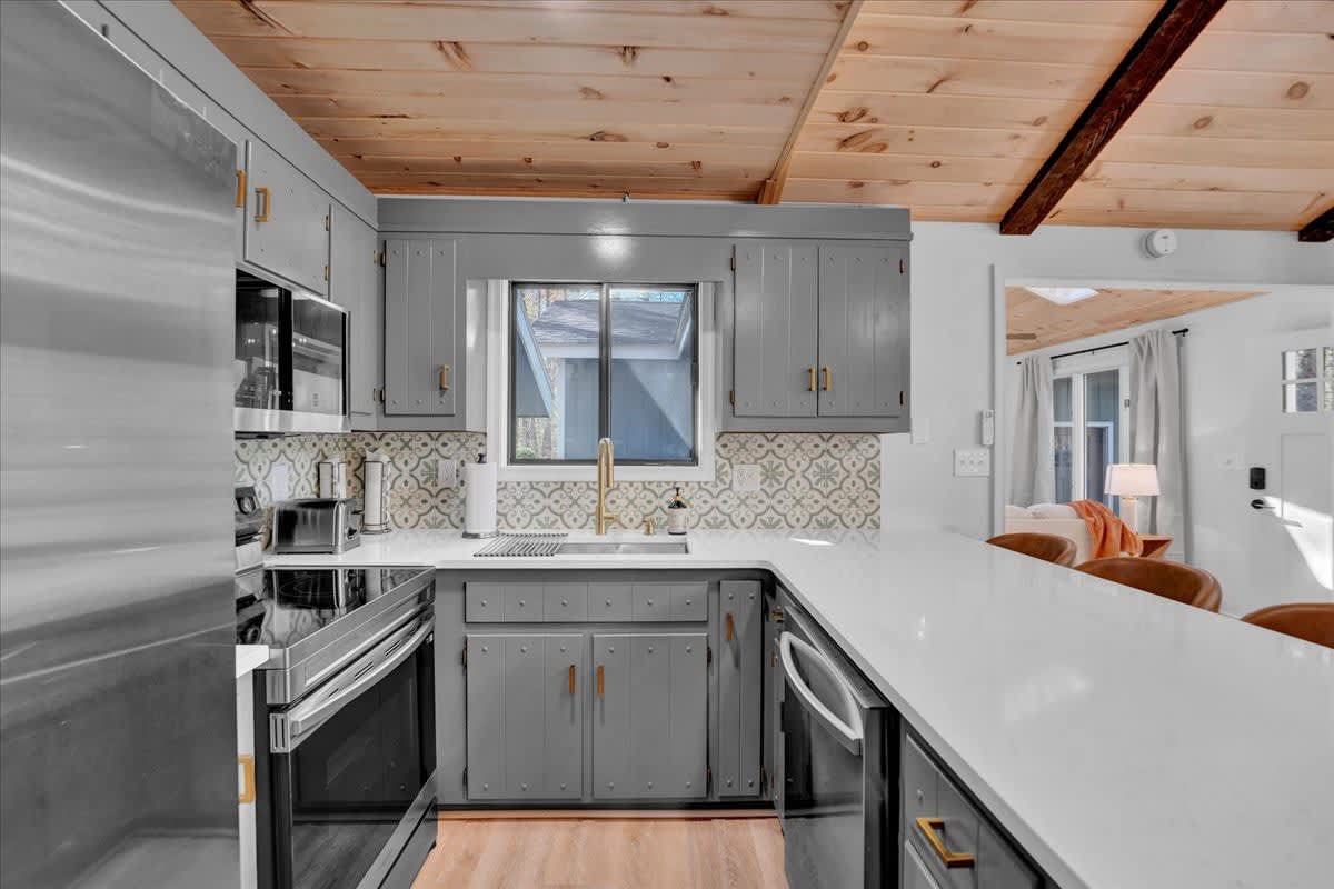 Emerald Pines Cabin | Lake Access | Hot Tub