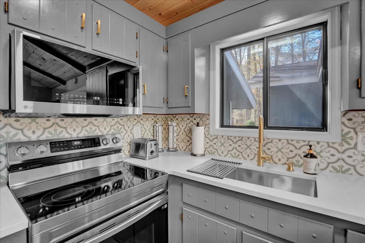 Emerald Pines Cabin | Lake Access | Hot Tub