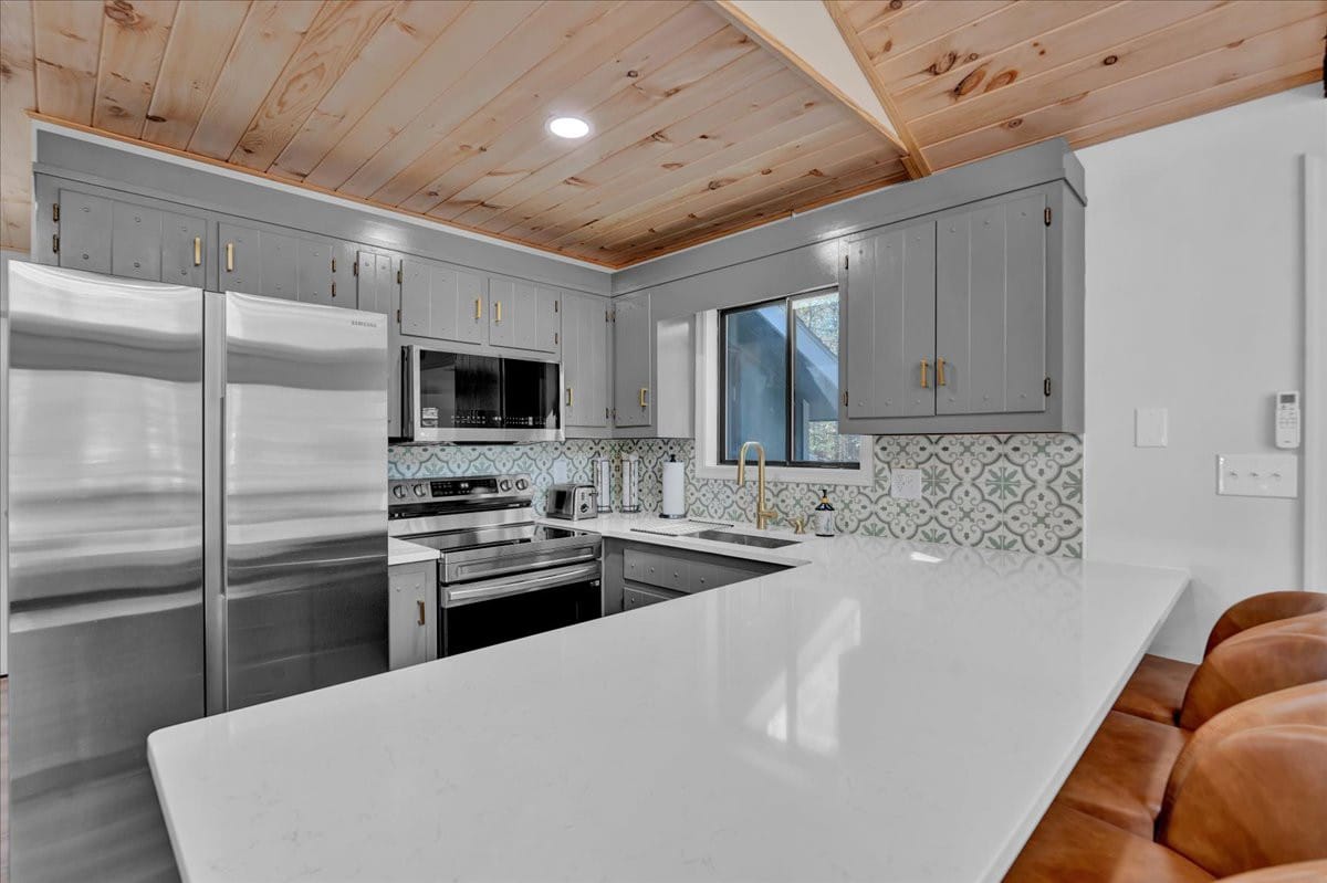 Emerald Pines Cabin | Lake Access | Hot Tub
