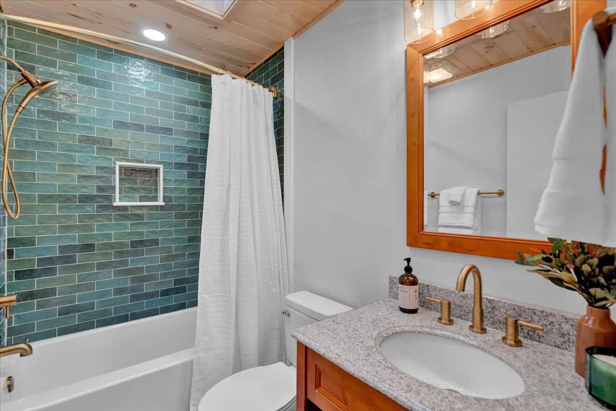 Emerald Pines Cabin | Lake Access | Hot Tub