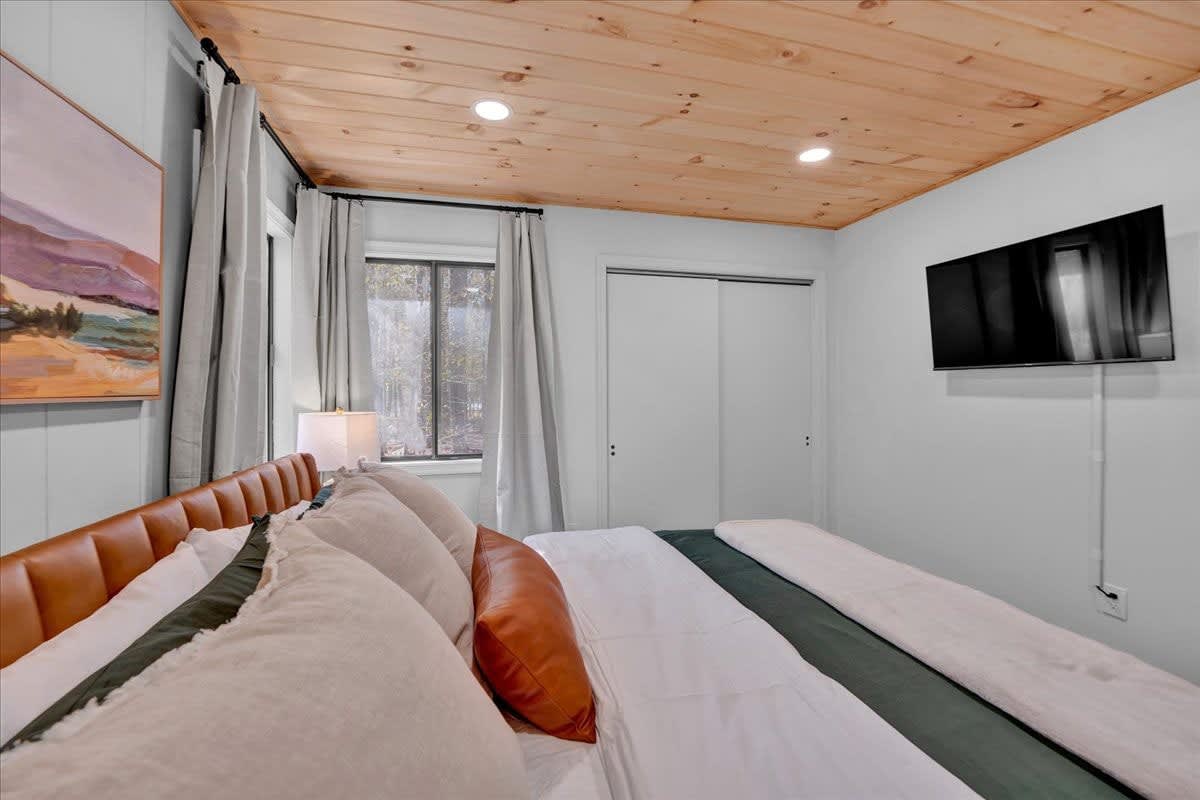 Emerald Pines Cabin | Lake Access | Hot Tub