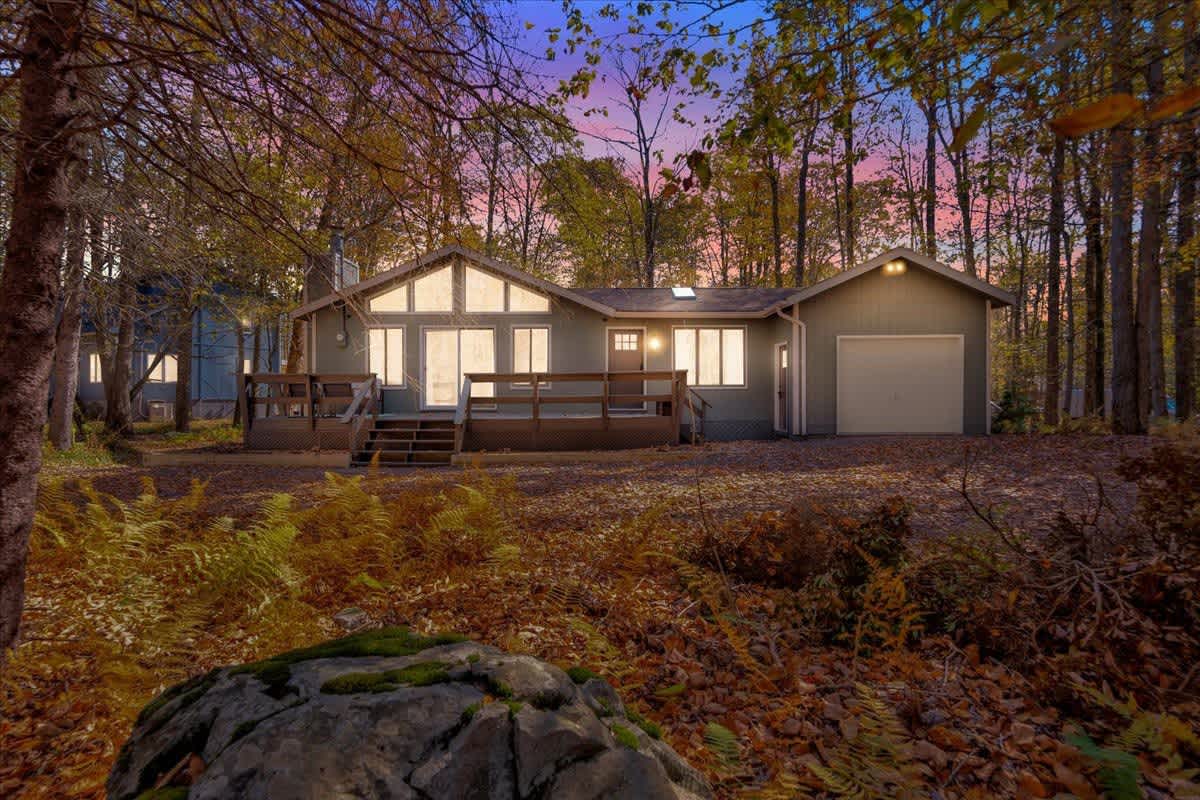 Emerald Pines Cabin | Lake Access | Hot Tub