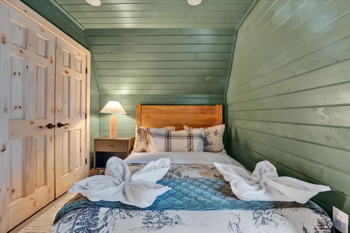 Pines A-Frame Cabin | Sauna | HotTub 