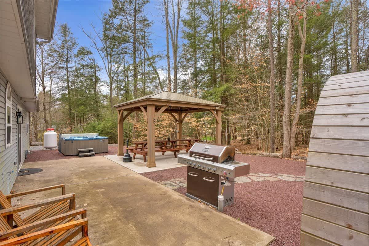 Pocono Gem | Hot Tub | Sauna | 7 mins to Skiing