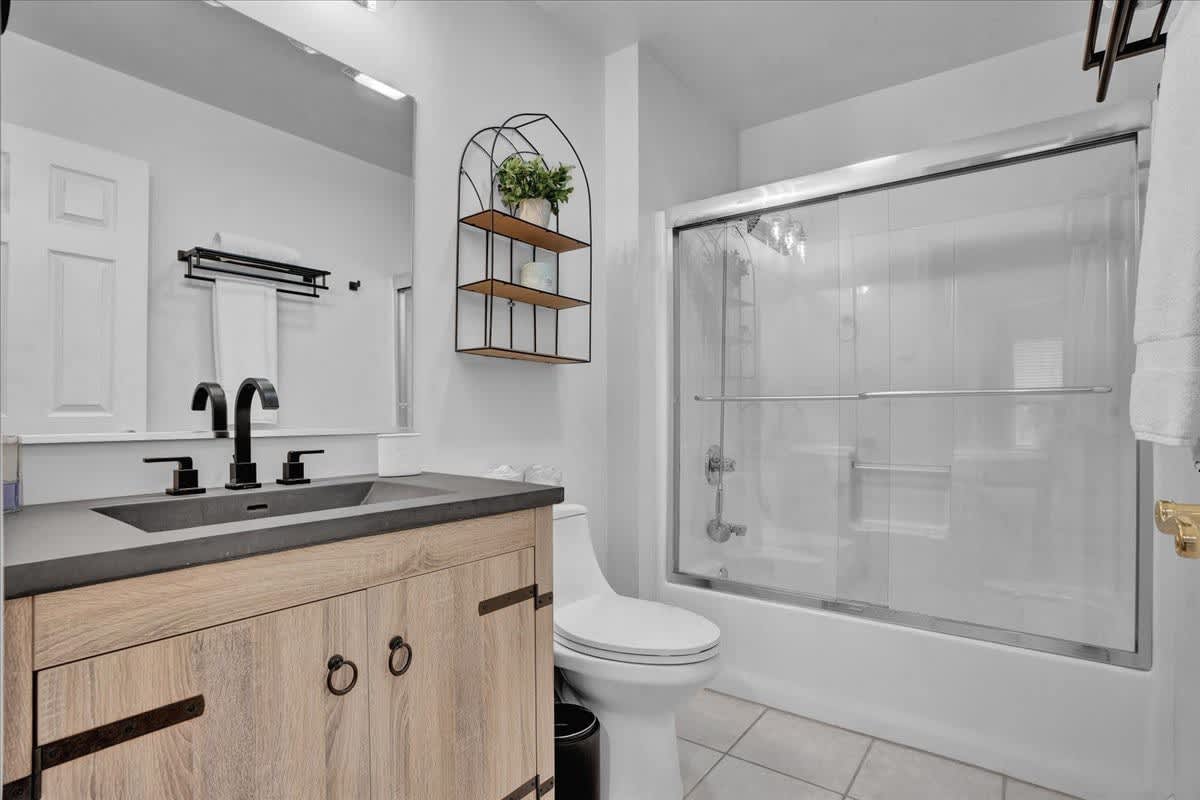 Pocono Gem | Hot Tub | Sauna | 7 mins to Skiing