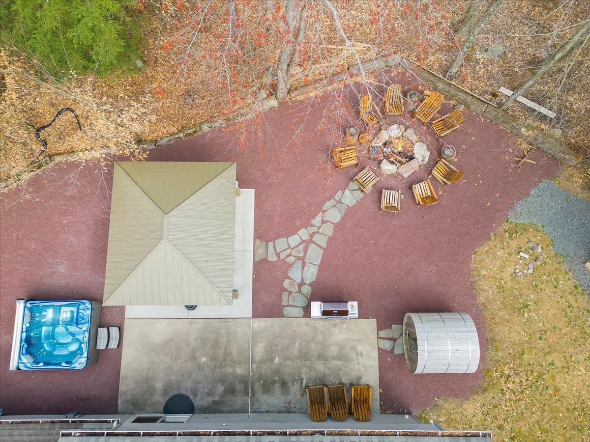 Pocono Gem | Hot Tub | Sauna | 7 mins to Skiing