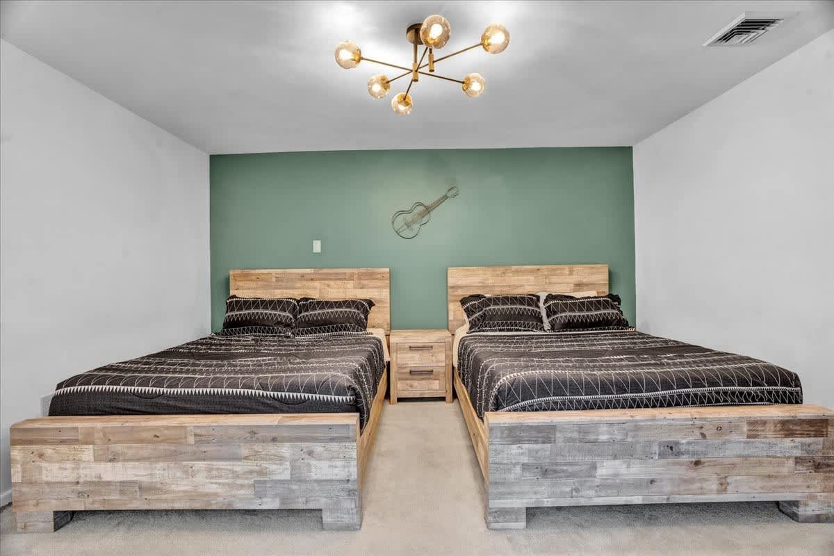 Pocono Gem | Hot Tub | Sauna | 7 mins to Skiing