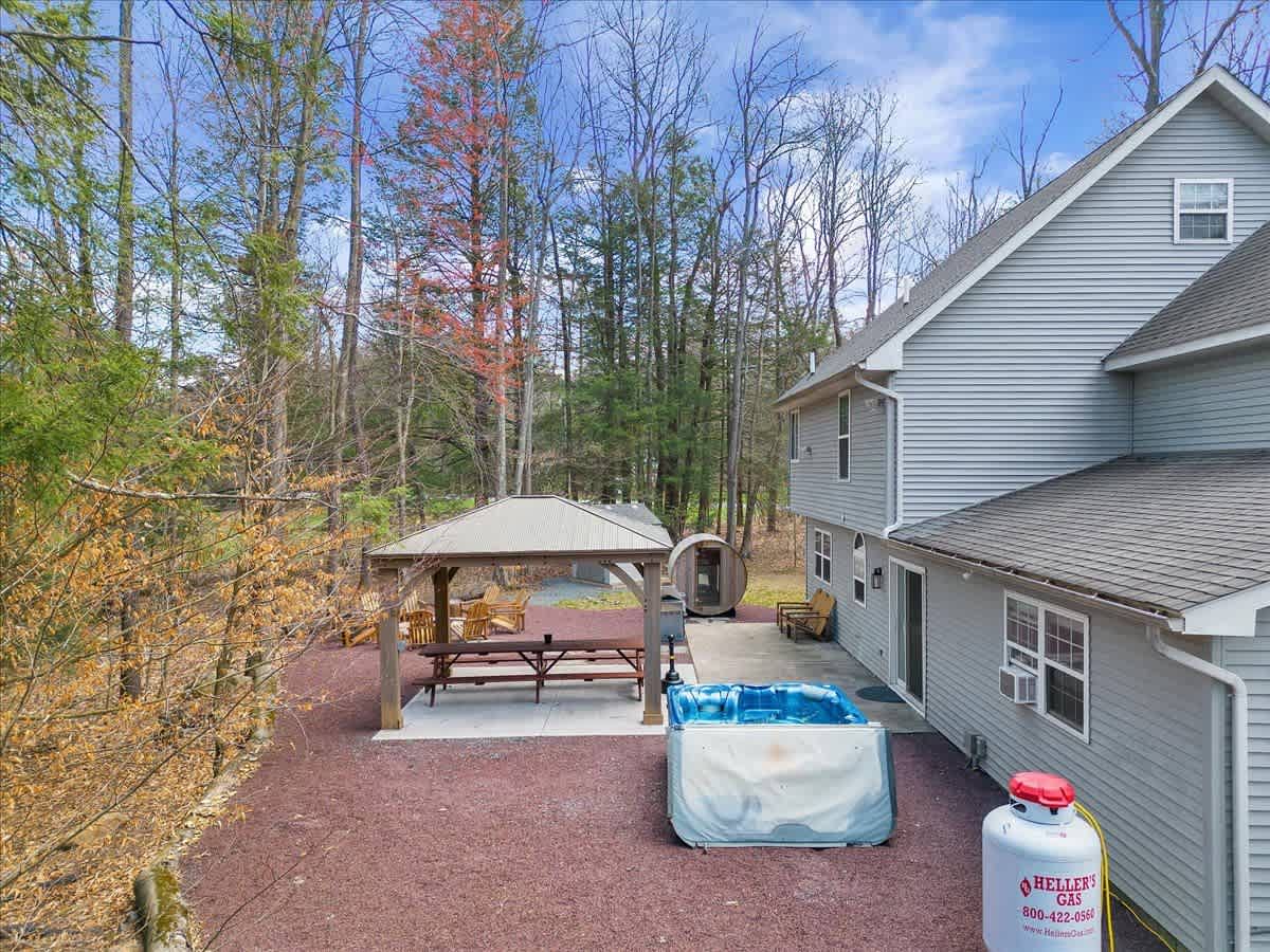 Pocono Gem | Hot Tub | Sauna | 7 mins to Skiing