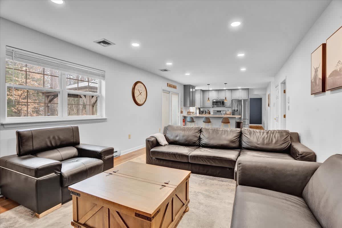 Pocono Gem | Hot Tub | Sauna | 7 mins to Skiing