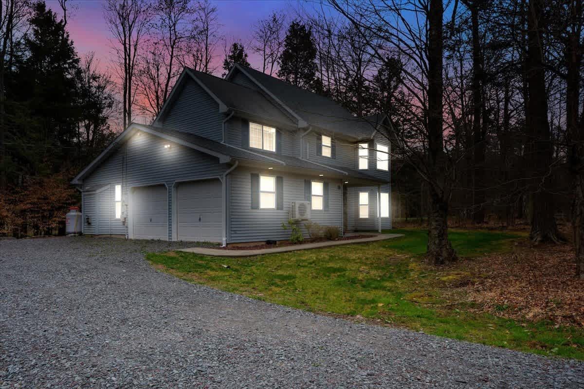 Pocono Gem | Hot Tub | Sauna | 7 mins to Skiing