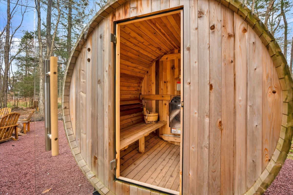 Pocono Gem | Hot Tub | Sauna | 7 mins to Skiing