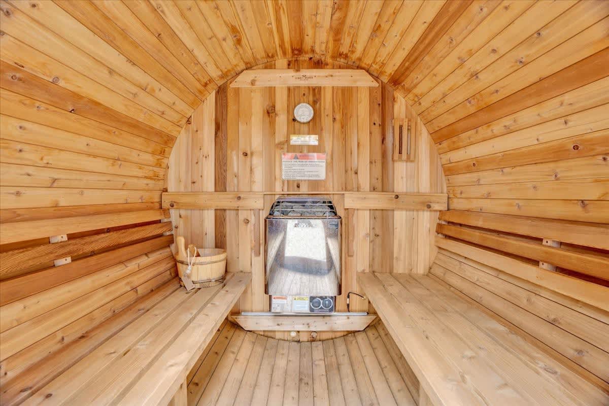 Pocono Gem | Hot Tub | Sauna | 7 mins to Skiing