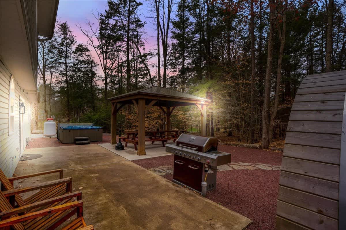 Pocono Gem | Hot Tub | Sauna | 7 mins to Skiing