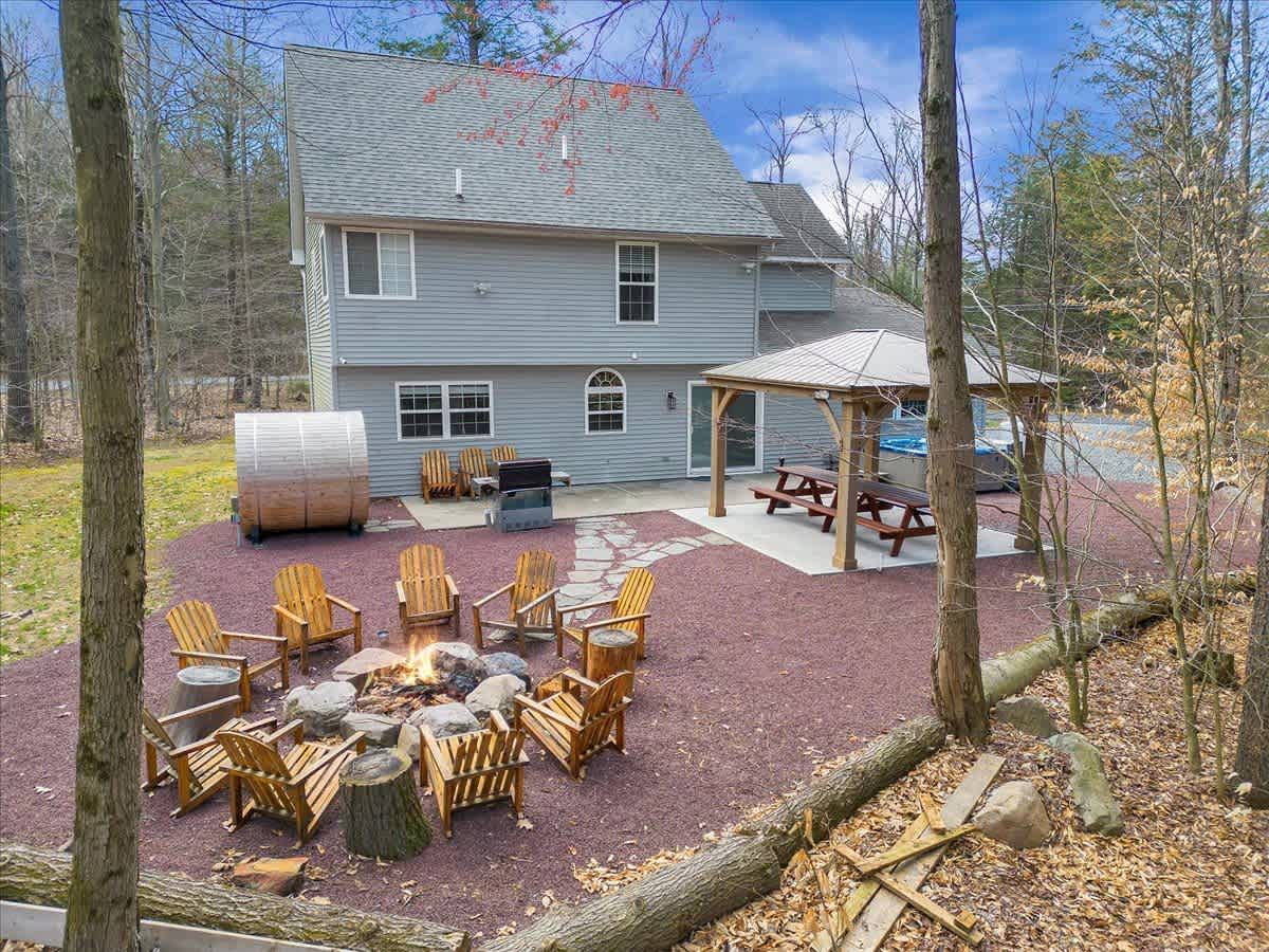 Pocono Gem | Hot Tub | Sauna | 7 mins to Skiing