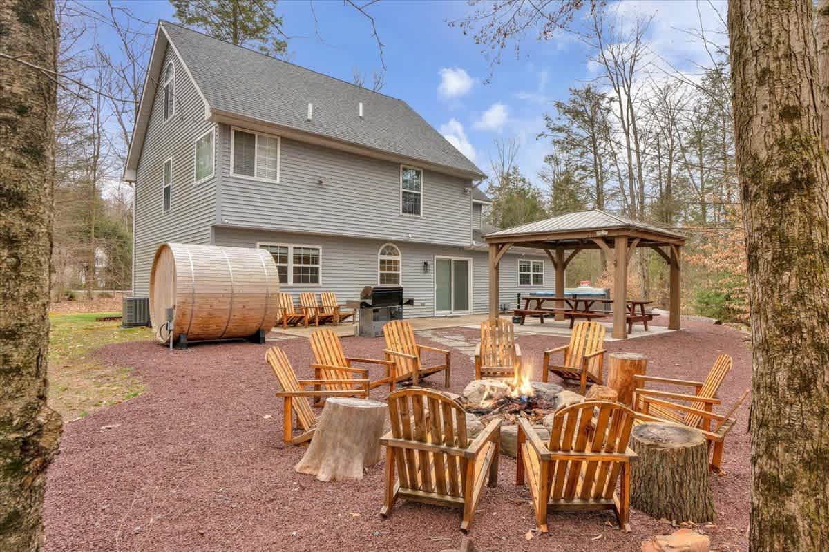 Pocono Gem | Hot Tub | Sauna | 7 mins to Skiing