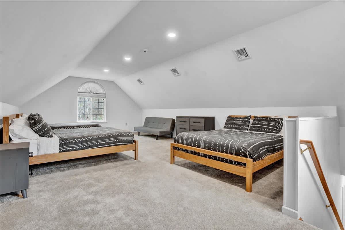 Pocono Gem | Hot Tub | Sauna | 7 mins to Skiing