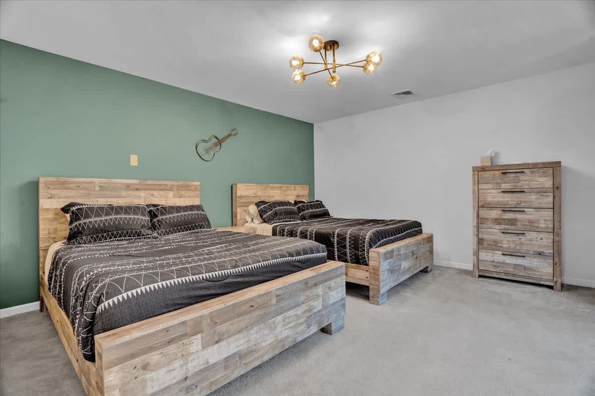 Pocono Gem | Hot Tub | Sauna | 7 mins to Skiing