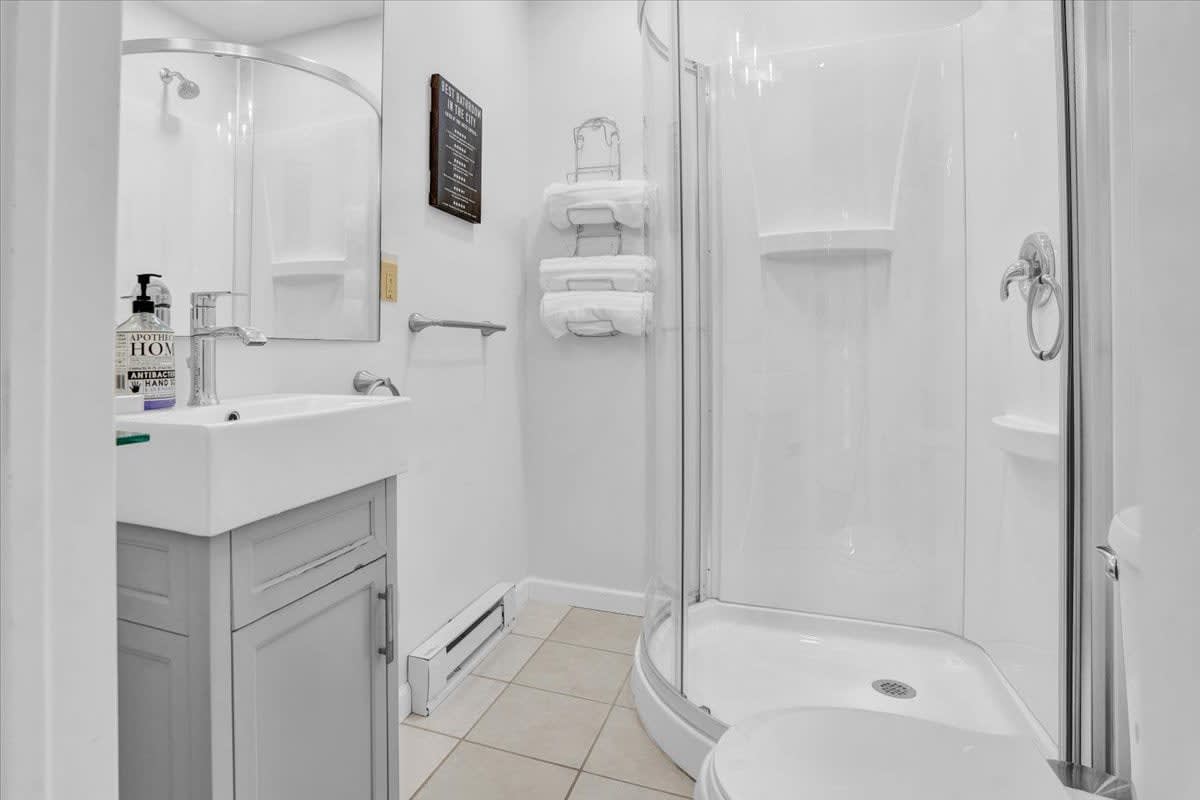 Pocono Gem | Hot Tub | Sauna | 7 mins to Skiing