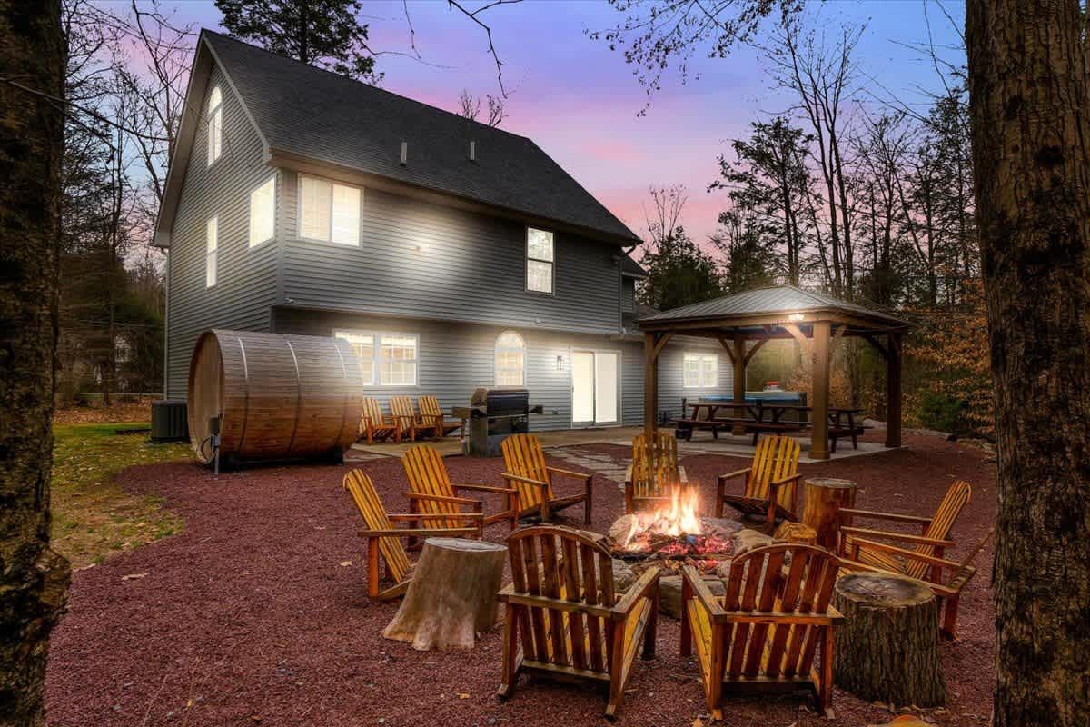 Pocono Gem | Hot Tub | Sauna | 7 mins to Skiing