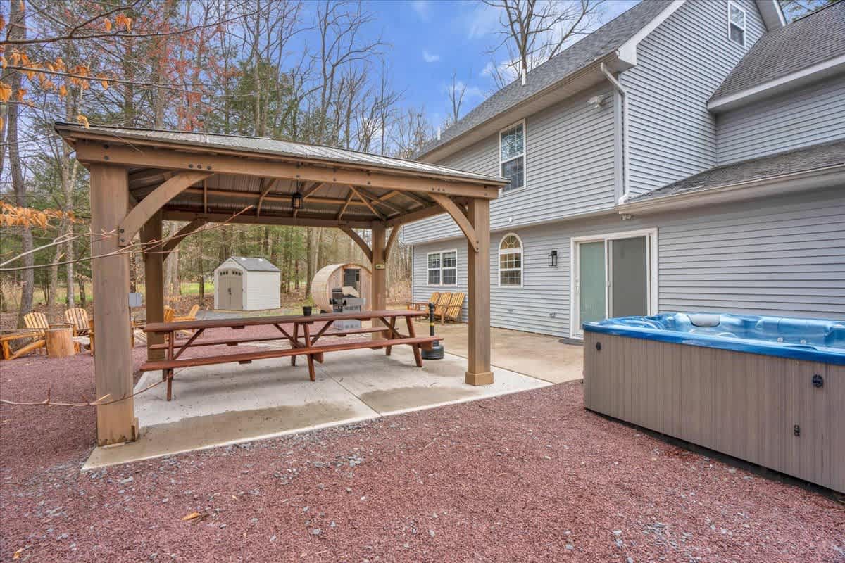 Pocono Gem | Hot Tub | Sauna | 7 mins to Skiing