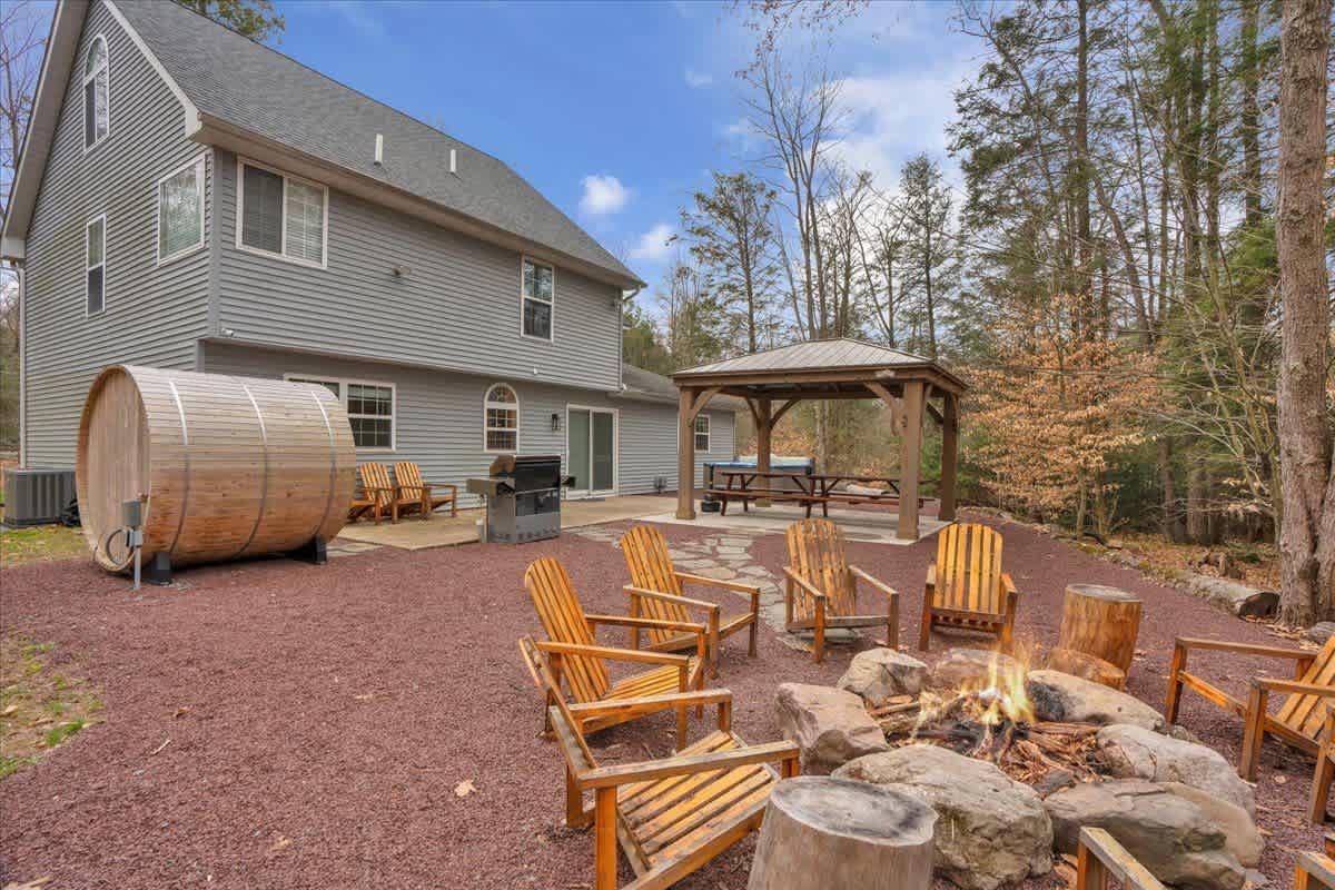 Pocono Gem | Hot Tub | Sauna | 7 mins to Skiing