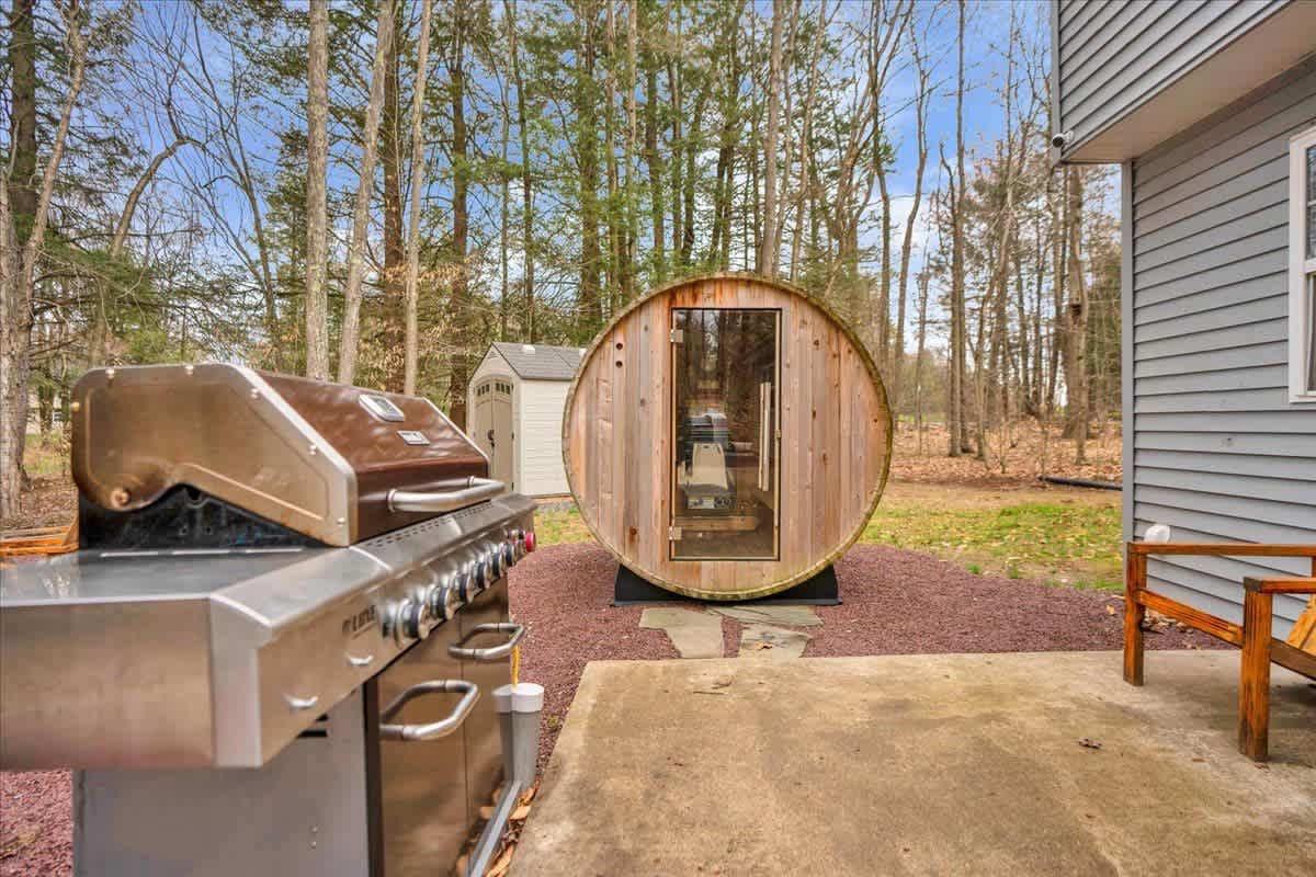Pocono Gem | Hot Tub | Sauna | 7 mins to Skiing