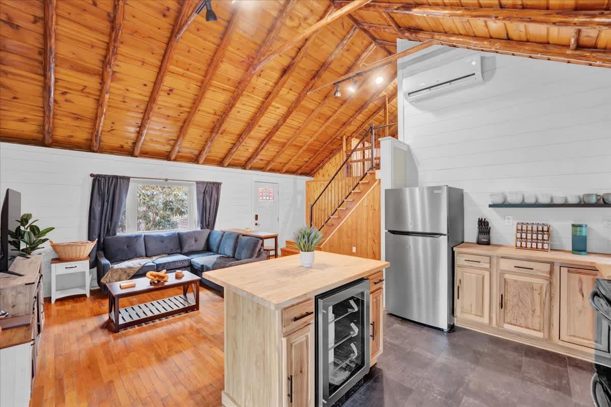 Modern Pocono Wilderness Cabin | Hot Tub | Firepit