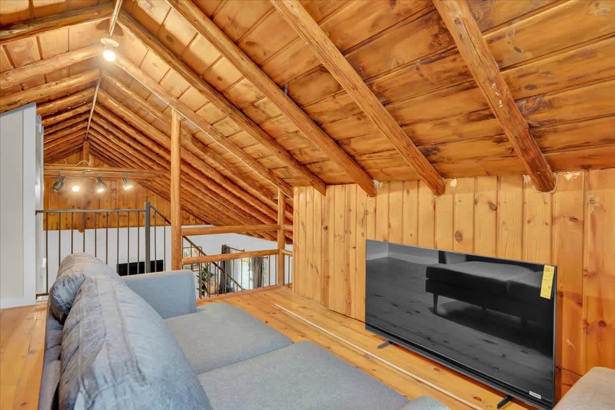 Modern Pocono Wilderness Cabin | Hot Tub | Firepit