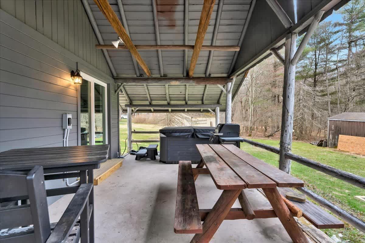 Modern Pocono Wilderness Cabin | Hot Tub | Firepit