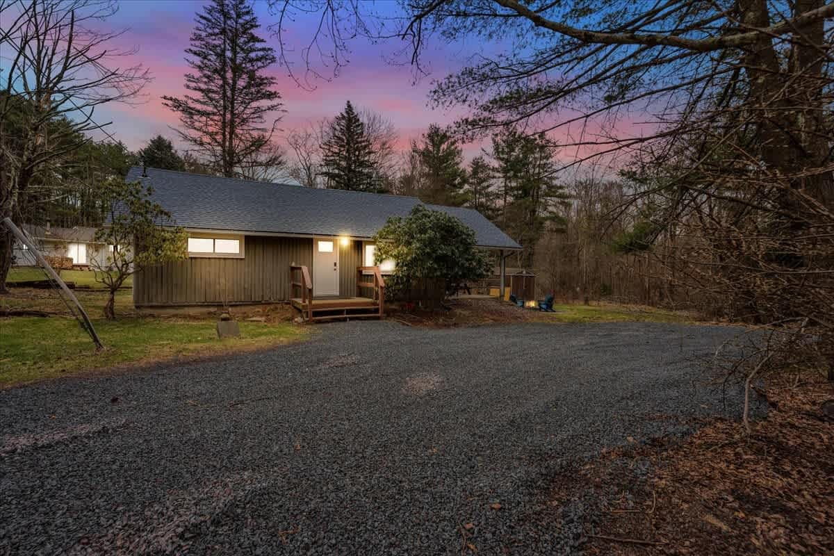 Modern Pocono Wilderness Cabin | Hot Tub | Firepit