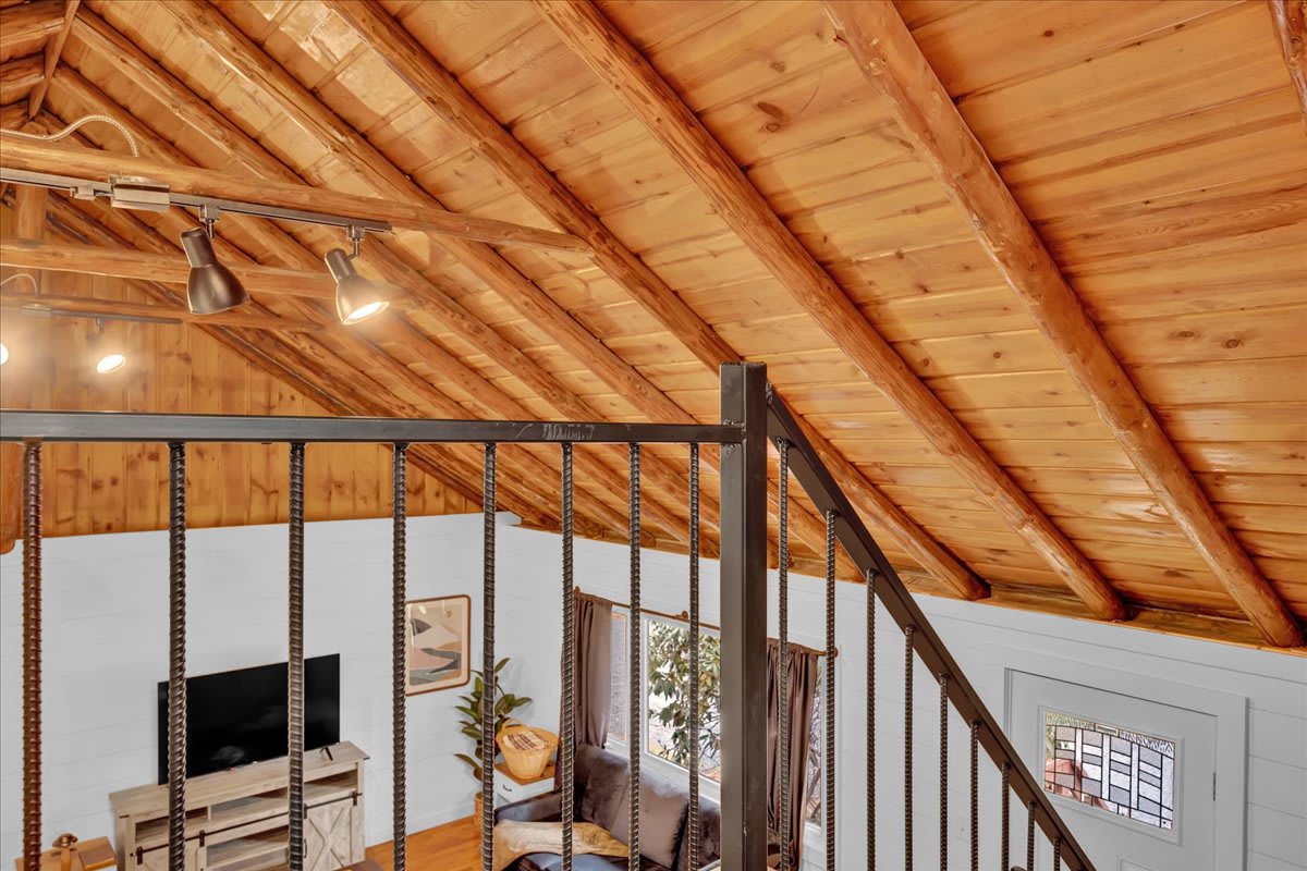 Modern Pocono Wilderness Cabin | Hot Tub | Firepit