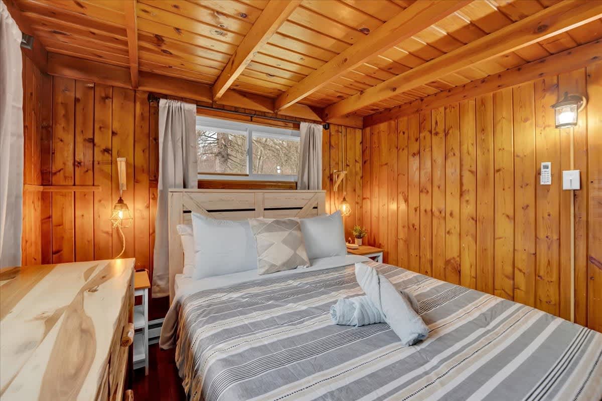 Modern Pocono Wilderness Cabin | Hot Tub | Firepit