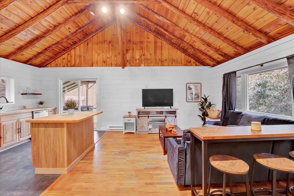 Modern Pocono Wilderness Cabin | Hot Tub | Firepit