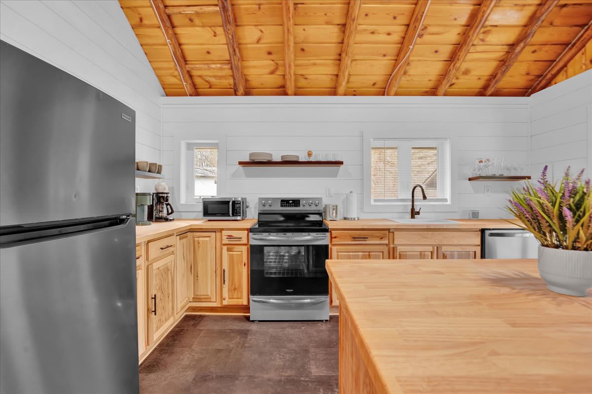 Modern Pocono Wilderness Cabin | Hot Tub | Firepit