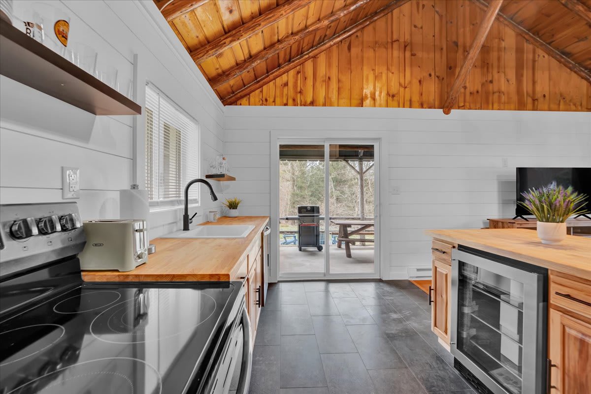 Modern Pocono Wilderness Cabin | Hot Tub | Firepit