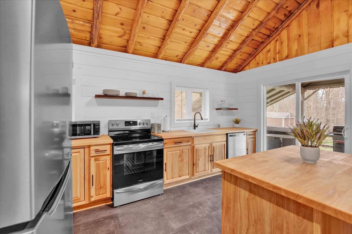 Modern Pocono Wilderness Cabin | Hot Tub | Firepit