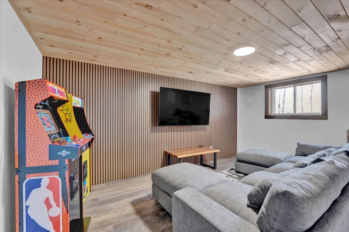 Lakefront Pocono Chalet | Dock | HotTub | Sauna
