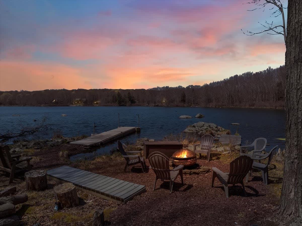 Lakefront Pocono Chalet | Dock | HotTub | Sauna