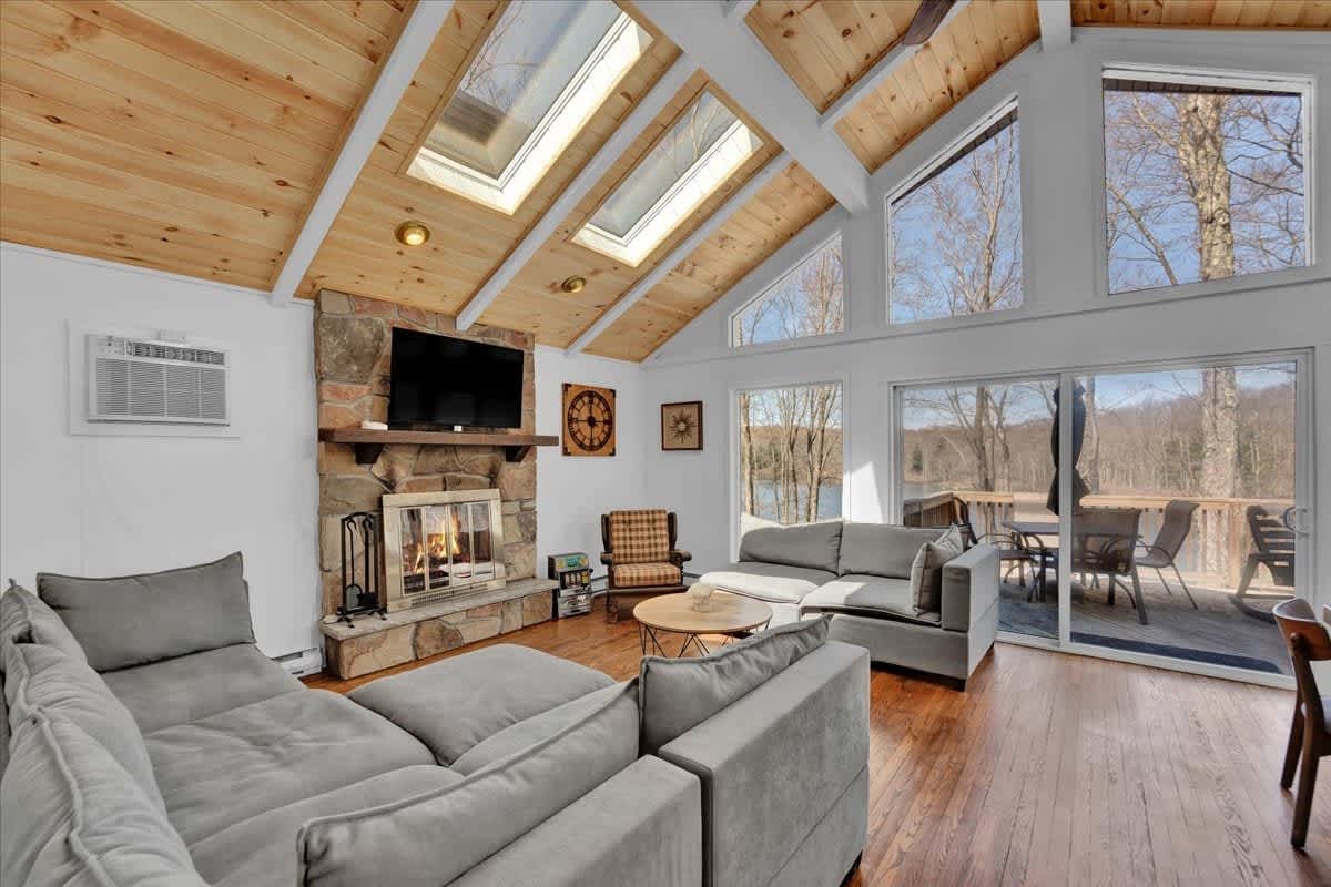 Lakefront Pocono Chalet | Dock | HotTub | Sauna
