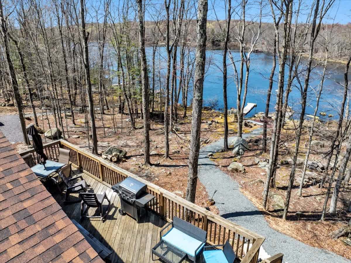 Lakefront Pocono Chalet | Dock | HotTub | Sauna