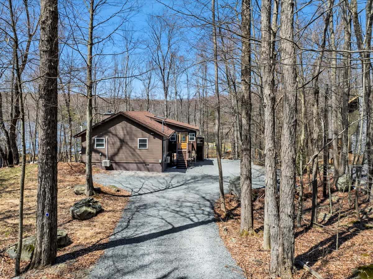 Lakefront Pocono Chalet | Dock | HotTub | Sauna
