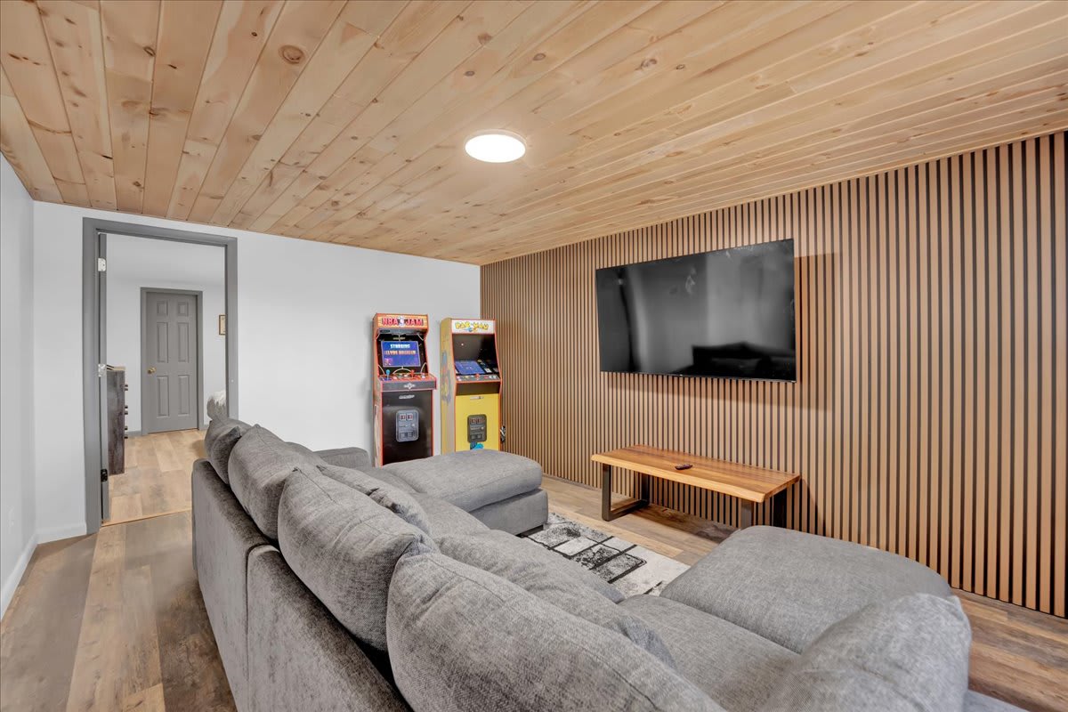 Lakefront Pocono Chalet | Dock | HotTub | Sauna