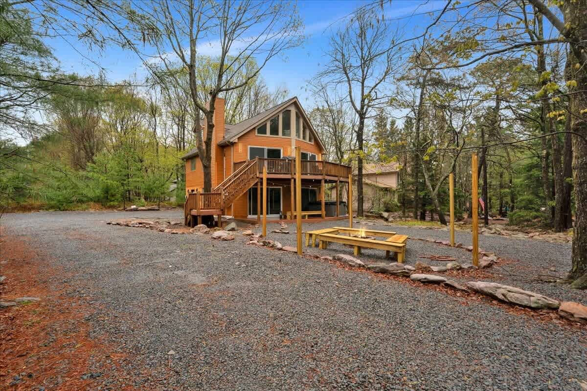 Pine Vaulted Chalet | HotTub | Firepit | BBQ Grill