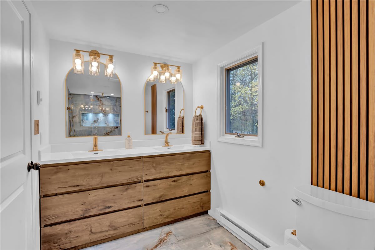 Pine Vaulted Chalet | HotTub | Firepit | BBQ Grill