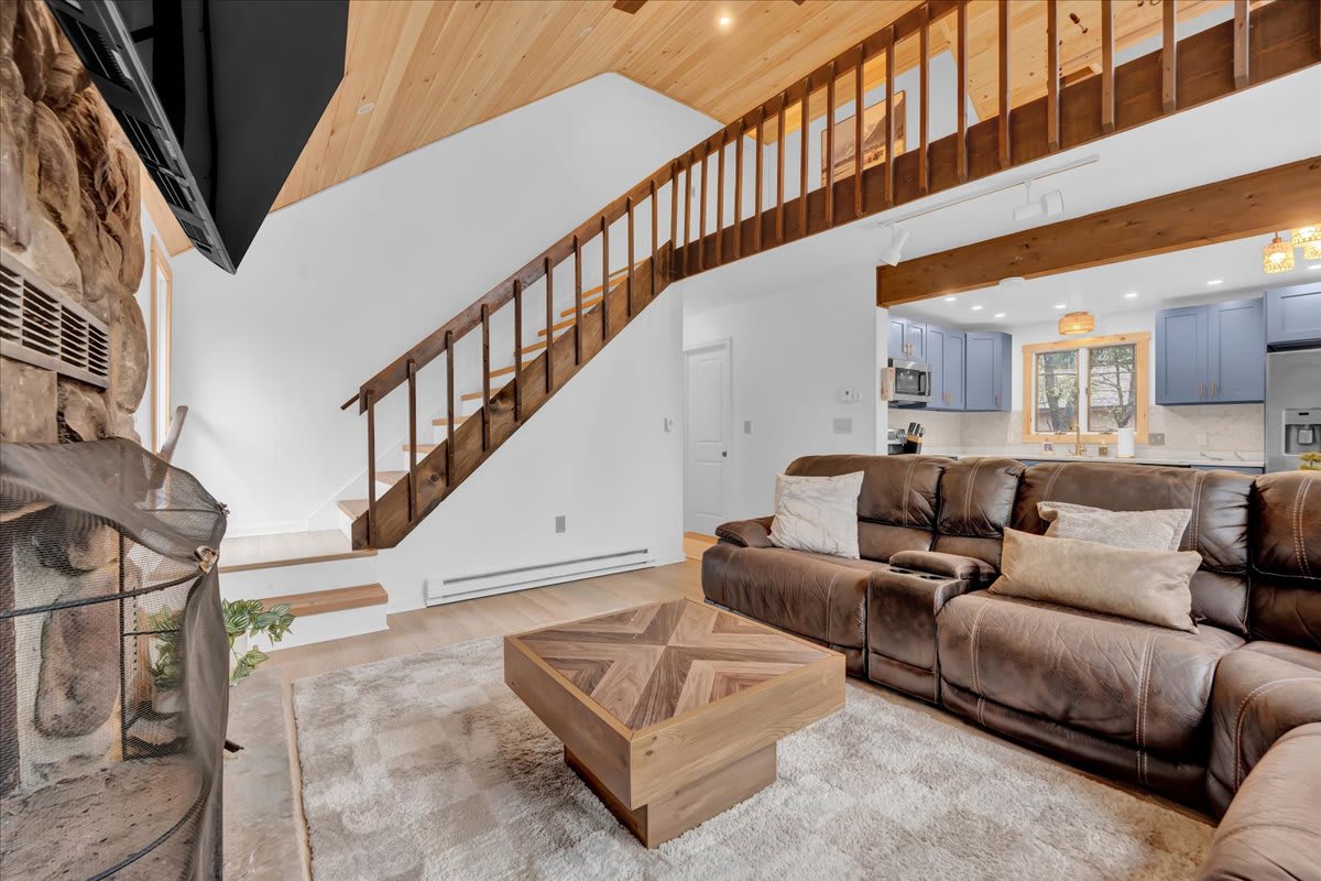 Pine Vaulted Chalet | HotTub | Firepit | BBQ Grill
