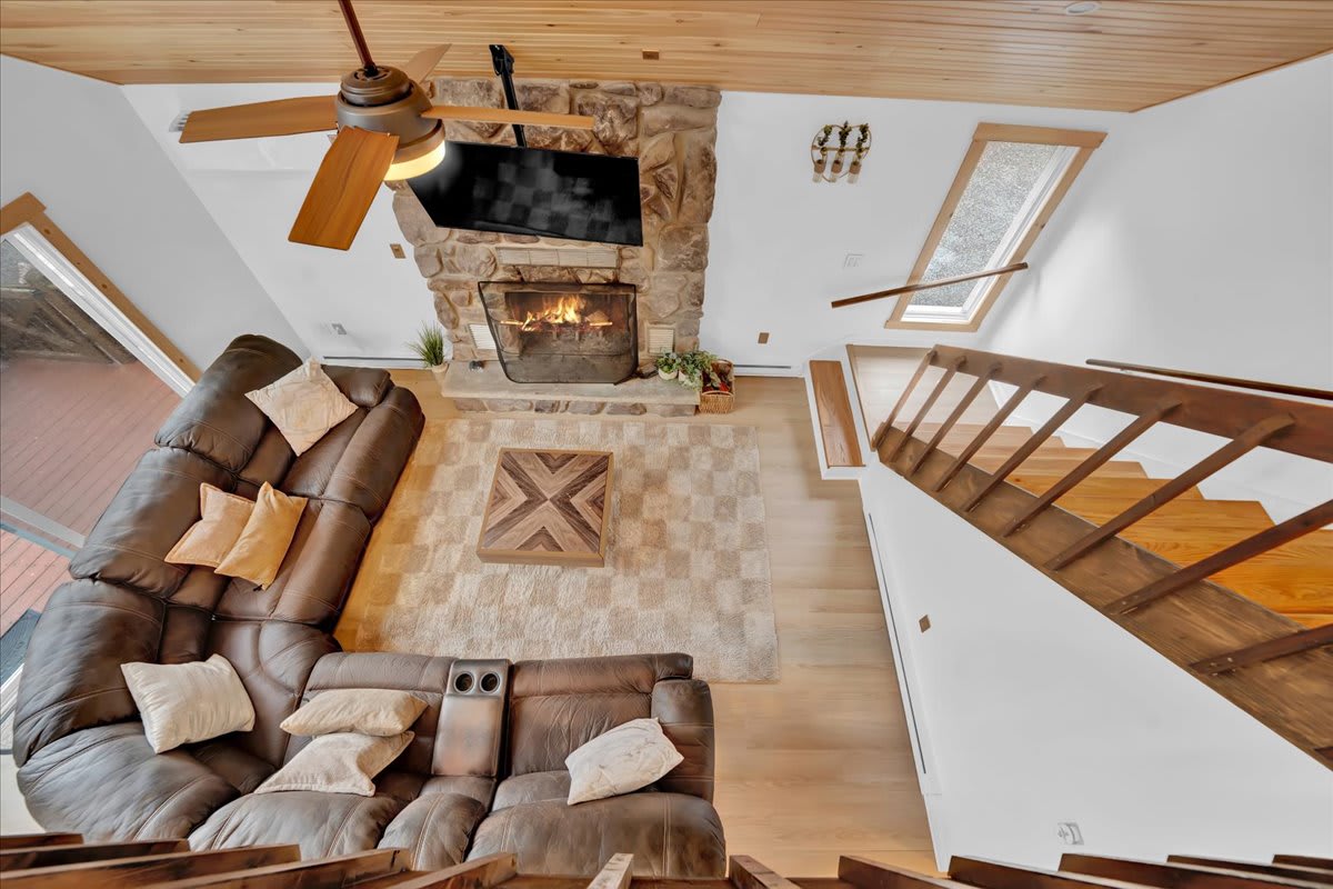 Pine Vaulted Chalet | HotTub | Firepit | BBQ Grill
