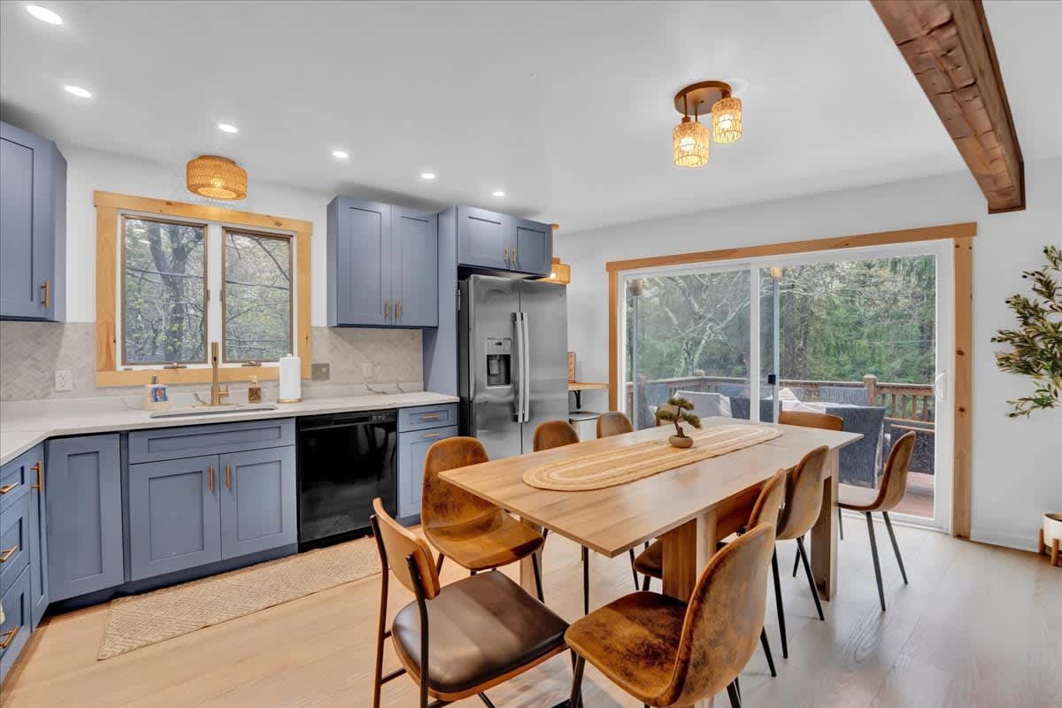 Pine Vaulted Chalet | HotTub | Firepit | BBQ Grill